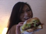 Pour gagner son burger, il va devoir baiser cette Geisha!